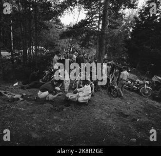 Fredrikstad 8 agosto 1959. Ai giovani motociclisti di Fredrikstad è stato assegnato un nuovo luogo d'incontro al caffè Stortorvets, rinominato dai giovani 'Totaker'n'. Qui sono raccolti in un buco di foresta. Il giocatore di registrazione è incluso, i record di Rock & Roll sono fuggiti. Foto: Aage Storløkken / corrente / NTB Foto Stock