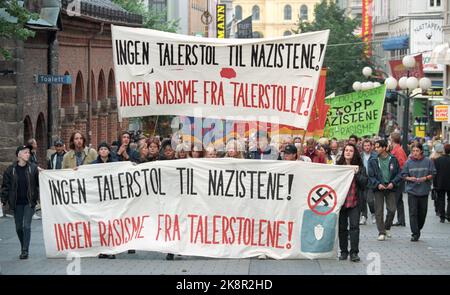 Oslo 19950907: 1000 persone si sono dimostrate contro il neonazismo e il razzismo durante la campagna elettorale di Oslo. Qui il treno dimostrativo viene fotografato in fondo a Karl Johansgate. Foto: Rune Petter Ness Foto Stock