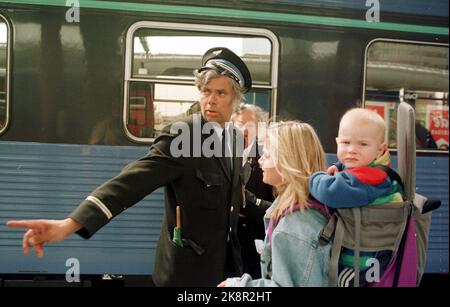 Oslo. L'overconductor Jon Olav Johansen aiuta i viaggiatori a bordo del treno mattutino da Oslo a Gothenburg. NSB riferisce treni completi come risultato dello sciopero tra i controllori del traffico aereo. Foto di scansione: Knut Falch Foto Stock