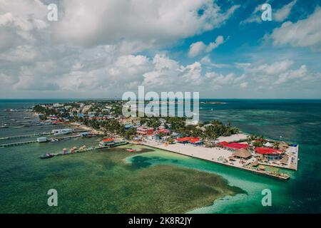 Una splendida vista aerea dello Spalato in Caye Caulker, Belize con acqua turchese sotto un cielo nuvoloso Foto Stock