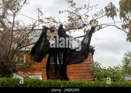 Festival autunnale in Upton Grey, il ragazzo fawkes concorrenza figure in tutto il villaggio, Hampshire, Inghilterra, Regno Unito. Una figura nera della strega Foto Stock