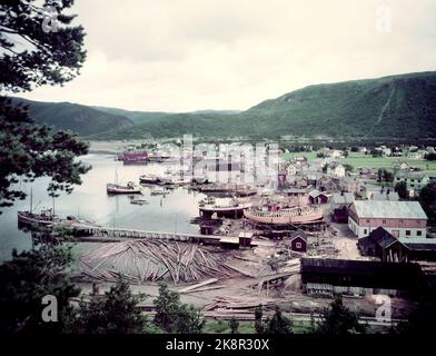 Rognan Innerst i Saltdalsfjorden 19531010. Rognan er kjent over hele Nord-Norge som stedet hvor fiskeskøyter bygges og repareres. Småskipsbyggingen har urgalle tradisjoner, per hundrevis av år siden sto folk og bygde båter i små skur nede i fjæra. De fleste bøndene har en båt for segg selv på låven i vedskjulet eller i et skur. Båtene byges i mørke høst--og vinterdager når arbeidet med gardsbruket ikke stjeler så mange timer AV døgnet. Langs hele stranda i Rognan er skøyter sotto byging eller til reparasjon. Foto: Sverre A. Børretzen / Aktuell / NTB Foto Stock