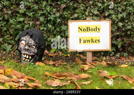 Festival autunnale in Upton Grey, il ragazzo fawkes concorrenza figure in tutto il villaggio, Hampshire, Inghilterra, Regno Unito. Cranio spaventoso chiamato nessuno Fawkes Foto Stock