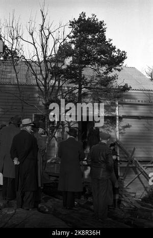 Oslo. 1948. Il Selvaaghuset a Jomfrustien 2b. Elencato 1948. Architetto Sven Nicolaysen. Ispezione. Oslo. 1949. Selvaaghuset in Jomfrustien 2b. Elencato 1948. Architetto Sven Nicolaysen. Esempio di casa su Ekeberg al prezzo sensazionalmente basso kr. 30.000, produzione in serie, la casa può essere consegnata per NOK 16.000. Foto: NTB / NTB Foto Stock