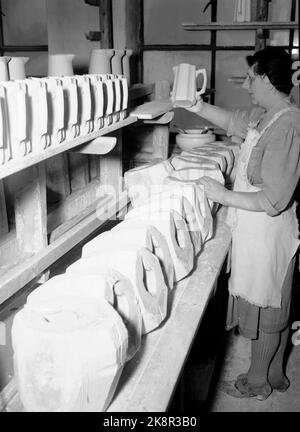 Porsgrunn, gennaio 1947 interni e vita lavorativa di Porsgrunds Porselænsfabrik, che ha iniziato la produzione di beni di consumo per le case. Qui la produzione è aumentata gradualmente. La figura 5 è la fonderia dove le tazze di latte sono gettate nelle forme del primo piano. (Porsgrund Porselænsfabrik) Foto: TH. Scotaam / corrente / NTB Foto Stock