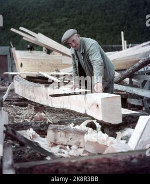 Rognan Innerst i Saltdalsfjorden 19531010. Rognan er kjent over hele Nord-Norge som stedet hvor fiskeskøyter bygges og repareres. Småskipsbyggingen har urgalle tradisjoner, per hundrevis av år siden sto folk og bygde båter i små skur nede i fjæra. De fleste bøndene har en båt for segg selv på låven i vedskjulet eller i et skur. Båtene byges i mørke høst--og vinterdager når arbeidet med gardsbruket ikke stjeler så mange timer AV døgnet. Langs hele stranda i Rognan er skøyter sotto byging eller til reparasjon. Il suo ser vi Harald Bakken høvler til en spant-planke. Foto: Sverre A. Børretzen / Akt Foto Stock