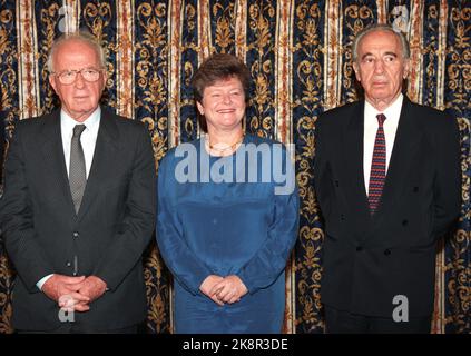 Oslo 19941211: Il primo Ministro Gro Harlem Brundtland ha avuto una conversazione con i vincitori del Premio Nobel per la pace per il 1994, condivisi tra Yasir Arafat, Shimon Peres e Yitzhak Rabin. Da sinistra Yitzhak Rabin, Gro Harlem Brundtland e Shimon Peres. Foto: Lise Åserud NTB / NTB Foto Stock