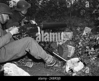 Norvegia 19500916 'la Norvegia si sta preparando per la pace armata' le foto sono state scattate dall'attuale impiegato Sverre A. Børretzen che sono inclusi negli esercizi e nelle manovre molto realistiche che l'esercito, la Marina e l'Aeronautica hanno tenuto ultimamente. Il governo e altre autorità responsabili stanno sollevando la questione di una maggiore preparazione. Da esercizio con l'esercito. Foto; Sverre A. Børretzen / corrente / NTB Foto Stock