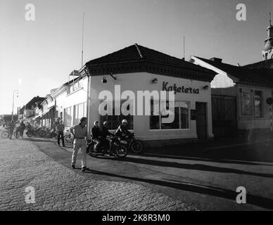 Fredrikstad 8 agosto 1959. Ai giovani motociclisti di Fredrikstad è stato assegnato un nuovo luogo d'incontro al caffè Stortorvets, rinominato dai giovani 'Totaker'n'. Qui dall'esterno della caffetteria. Foto: Aage Storløkken / corrente / NTB Foto Stock