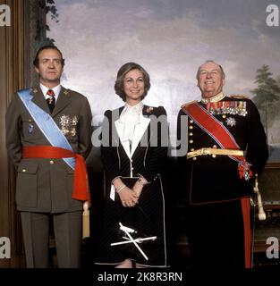 Oslo 198204 14-16 la coppia reale spagnola re Juan Carlos e la regina Sofia in visita ufficiale in Norvegia. Qui dalla fotografia ufficiale nelle birderie del castello. Ad es. Re Juan Carlos, la regina Sofia e il re Olav. Foto: NTB / NTB Foto Stock