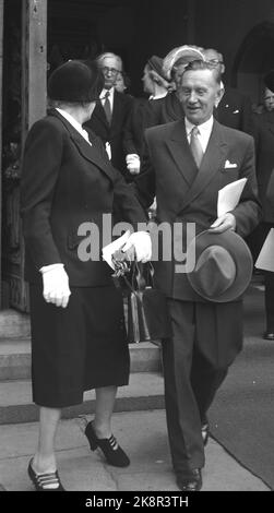 Oslo. Re Haakon 80 anni 3 agosto 1952. La foto: Il primo ministro Oscar Torp e la signora lasciano la cattedrale di Oslo dopo il servizio di festa in mattinata. Foto: Sverre A. Børretzen / corrente / NTB Foto Stock