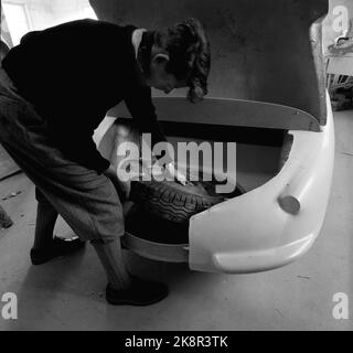 LUNDE in Telemark, 1956. Produzione del troll norvegese. Qui la ruota di scorta nel vano bagagli. Foto: Sverre A. Børretzen/ NTB/ NTB Foto Stock