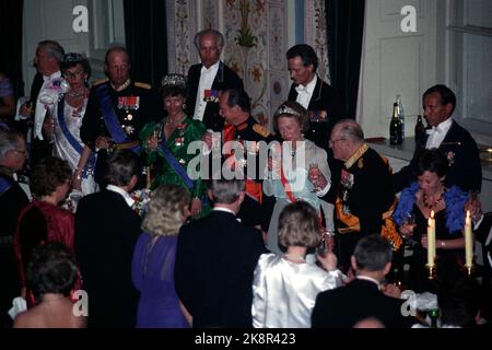 Oslo 2 maggio 1990. Re Olav ha il Granduca Jean di Lussemburgo e la Granduchessa Josephine Charlotte, in visita. Qui dal castello dove si consuma un pasto migliore durante una cena di gala. Qui è tostato. Foto: Bjørn Sigurdsøn / NTB / NTB immagine # 3 di 6. Foto Stock