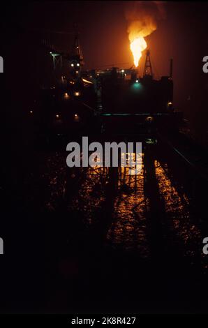 Mare del Nord 19740923 l'industria petrolifera. Piattaforme presso il Centro Ekofisk, foto notturna, fiamma a gas. Foto: Vena Hammerstad / NTB / NTB Foto Stock