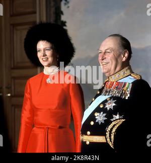 Oslo Febbraio 1973. Regina Margrethe di Danimarca in visita ufficiale in Norvegia. Qui insieme al re Olav fotografato nelle birderie del castello. Regina Margrethe in abito rosso con cappello di pelliccia. Foto: Erik Thorberg NTB / NTB Foto Stock