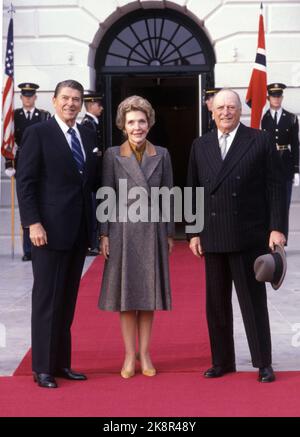 Washington 19821018. Re Olav negli Stati Uniti. Qui vediamo re Olav con il presidente Ronald e Nancy Reagan nella Casa Bianca. Foto: Bjørn Sigurdsøn Archivio NTB / NTB Foto Stock