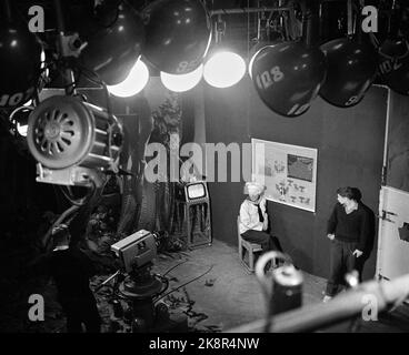 Oslo 19601120 NRK Television ha un grande successo con i suoi programmi con il comune titolo 'Slager Parade' dove si occupano di melodie top di anni diversi e li immagina. Qui 'Jolly Bob il marinaio felice' probabilmente con Harry Brandelius. Foto: NTB / NTB Foto Stock