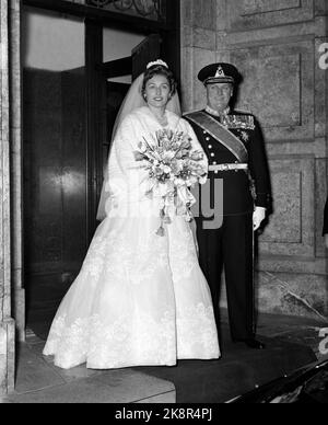 Skaugum, Asker 19610112 matrimonio della principessa Astrid la principessa Astrid sulla via di Skaugum con il re Olav. Foto: NTB / NTB Foto Stock