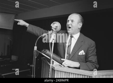 Drammen 19620331. Fratello Aage Samuelsen di Maran ATA, Pastore Eriksen, Strømø e autore Arnulf Øverland dalla grotta che difenderà la sua incredulità e discuterà i tre articoli di non credenti 1. Nessun Dio ha creato il mondo, 2. Nessun Dio è morto per colpa mia, 3. Non c'è vita dopo la morte. 1000 persone erano sedute all'interno della stanza e altrettante persone erano fuori. L'incontro di discussione divenne un incontro di preghiera quando Samuelsen parlò. Qui un appassionato samuelsen sul pulpito con la Bibbia che ha tenuto la sua riunione di preghiera privata microfoni, indicando. Foto: Ivar corrente di Aaserud / NTB Foto Stock