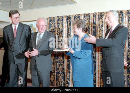 Oslo 19941210. Il Premio Nobel per la pace 1994. Il Premio Nobel per la pace per il 1994 è diviso tra Yasir Arafat, Shimon Peres e Yitzhak Rabin. Il ministro degli Esteri Bjørn Tore Godal (t.v.) e il primo ministro Gro Harlem Brundtland a seguito dei colloqui con Yitzhak Rabin e Shimon Peres al Grand Hotel di domenica. Premio Nobel per la pace. Foto: Knut Falch Foto Stock