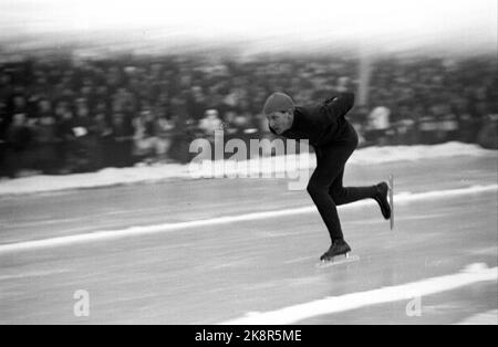 Oslo 19470215 World Cup su pattini, gare veloci, 5000 metri. Reidar Liaklev (NOR) in azione. Era il numero 3 in distanza e il numero 4 in generale. Foto: Johnsen / NTB / NTB Foto Stock