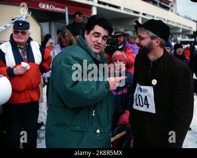 Geilo 25 gennaio 1992. Coppa del mondo in calcio di appoggio a Geilo. Qui Tande-P che intervista uno dei partecipanti. L'armatore John Fredriksen sullo sfondo. Foto; Bjørn-owe Holmberg / NTB / NTB Foto Stock