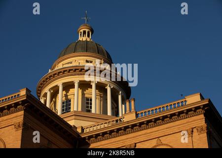 La luce del sole splende sullo storico tribunale del 1898 nel centro di Auburn, California, Stati Uniti. Foto Stock