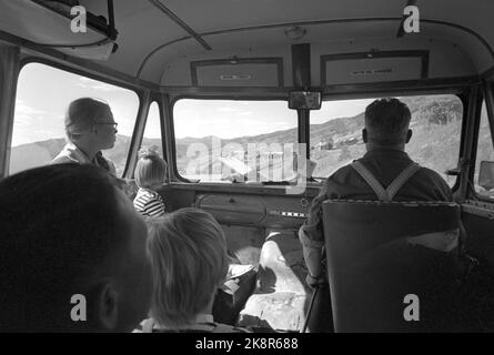 Anguilla in Hallingdal 196508 l'uomo viene con il percorso di mungitura il percorso di mungitura è gestito da Seilers Olsen. Seilers hanno l'esperienza dell'anno nel servizio della fornitura di latte e hanno la piena fiducia del bude. Oltre al latte, vengono trasportate merci, lettere e persone. Qui ha bambini come passeggeri. Foto: Aage Storløkken / corrente / NTB Foto Stock