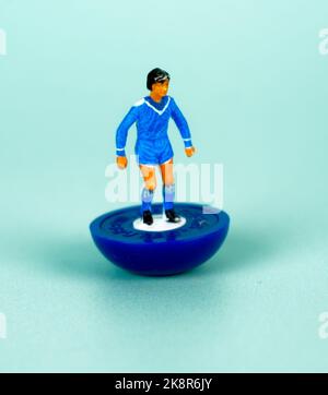 Calcio balilla d'epoca giocatore Subbuteo nella striscia di Chelsea Foto Stock