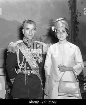 Norvegia il 27 maggio 1961. Lo Scià di Persia (Iran) con la regina Farah Diba, visita la Norvegia. Qui visitano il re Olav presso il castello di Oslo. Sono fotografati nella stanza degli uccelli. Foto: Corrente / NTB Foto Stock