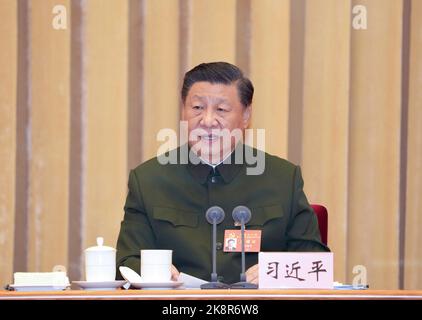 Pechino, Cina. 24th Ott 2022. XI Jinping, segretario generale del Comitato Centrale del Partito Comunista Cinese (CPC), presidente cinese e presidente della Commissione militare Centrale, partecipa a una riunione di dirigenti militari e consegna un importante discorso a Pechino, capitale della Cina, il 24 ottobre 2022. Credit: Li Gang/Xinhua/Alamy Live News Foto Stock