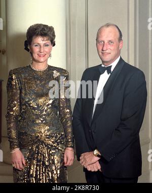 Parigi Francia 19881118. La coppia del principe ereditario in visita ufficiale in Francia. Il Principe Corona Sonja e il Principe Corona Harald a Galla presso l'Hotel Ritz. Sonja in abito broccato oro. Foto: Morten Hval / Bjørn-owe Holmberg NTB / NTB Foto Stock