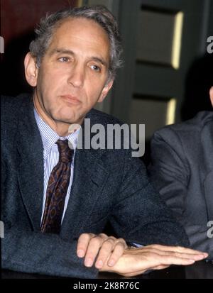 Oslo 19801204 Daniel Ellsberg, una persona leader nell'opposizione americana alla guerra del Vietnam, visita la Norvegia. Rubò e annunciò le notizie del Pentagono, che gli Stati Uniti avevano quasi mezzo milione di soldati in battaglia in Vietnam e stava andando per una cifra perduta di più di 50000 giovani, morti soldati americani. Le autorità statunitensi avevano sistematicamente nascosto la verità sulla guerra del Vietnam al popolo. Dopo la pubblicazione dei documenti del Pentagono, l'opposizione americana alla guerra divenne troppo forte, contribuendo così alla fine della guerra. Foto: Henrik Laurvik / NTB Foto Stock