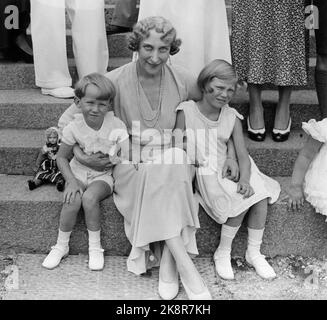 Getå, Åby, Svezia. Principessa Ingeborg con due dei suoi nipoti, il principe ereditario Baudouin (successivamente re del Belgio) e la principessa Josephine-Charlotte (successivamente Granduchessa di Lussemburgo). La foto è stata scattata a Fridhem, la residenza estiva della principessa Ingeborg e del principe Carl. Anno stimato: 1936 (ca.) (L'archivio non contiene altro testo). Foto: A. B. testo e immagini Foto Stock