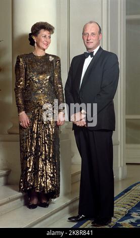 Parigi Francia 19881118. La coppia del principe ereditario in visita ufficiale in Francia. Il Principe Corona Sonja e il Principe Corona Harald a Galla presso l'Hotel Ritz. Sonja in abito broccato oro. Foto: Morten Hval / Bjørn-owe Holmberg NTB / NTB Foto Stock