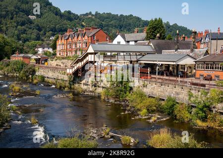 La stazione ferroviaria di Llangollen e il fiume Dee in Denbighshire, Galles. Foto Stock