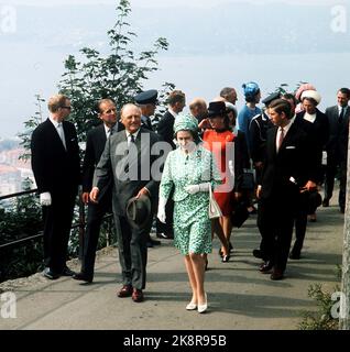 Bergen 19690808. Regina Elisabetta in visita in Norvegia con la famiglia. Qui i reali hanno visitato Fløyen dove godono la vista. Primo nella serie Re Olav, Regina Elisabetta, e Principe Filippo, Principessa Anna e Principe Carlo. La regina in abito a motivi geometrici e cappello. Borsa bianca, scarpe e guanti conosciuti. Foto: NTB Foto Stock