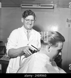 Torp 19540612 - Sciopero da uso Torp. Il conflitto di lavoro illegale è durato più di tre mesi. I nastri trasportatori utilizzati da Torp sono rimasti in piedi per tre mesi. Barber John L. Kilberg in azione con il rasoio. Foto: Aage Storløkken / corrente / NTB Foto Stock