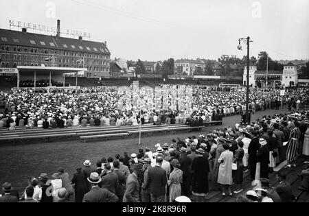 Oslo 19360408 Singer Kirsten Flagstad tiene un concerto allo Stadio Frogner, per stand completi. Ecco una panoramica dello stadio, con il palco sullo sfondo. Foto: NTB / NTB Foto Stock