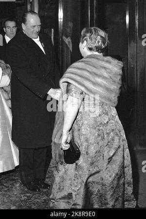 Oslo 19590216: L'apertura dell'Opera norvegese. Re Olav è accolto con favore all'apertura del direttore operativo Kirsten Flagstad. Foto: Børretzen / corrente / NTB Foto Stock