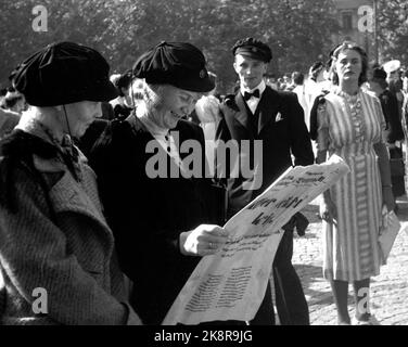 Oslo 19390902 lo scoppio della guerra / seconda guerra mondiale scoppia. La Germania invase la Polonia il 1 settembre 1939. La notizia giunse in Norvegia il giorno seguente, e i giornali uscirono con tipi di guerra. Le persone con falchi studenteschi che parteciperanno alle università dell'università, leggono i giornali di Karl Johan. Foto: NTB / NTB Foto Stock