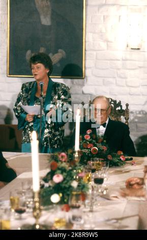 Oslo 19870921. Il 30th° anniversario di Re Olav come Monarca (1957-1987). Qui dal partito del governo per la cena del re Olav al castello di Akershus. Il primo ministro Gro Harlem Brundtland ha pronunciato un discorso al re Olav. Foto: Bjørn Sigurdsøn NTB / NTB Foto Stock