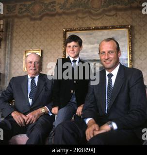 Oslo 19820917 la famiglia reale norvegese: Tre generazioni si riunirono a Skaugum. Da V: Re Olav, il principe Haakon Magnus e il principe ereditario Harald. Foto: Erik Thorberg / NTB / NTB Foto Stock