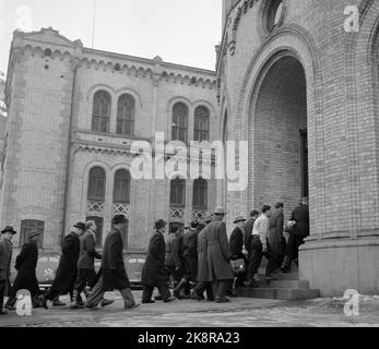 Oslo 19540316 dimostrazione contro la proposta di servizio militare di 18 mesi. Ecco una delegazione che si sta recando nello Storting per consegnare una lettera di protesta. Dopo un periodo difficile nello Storting, Gerhardsen finalmente ha ottenuto un compromesso con 16 mesi di servizio nell'esercito, compresi esercizi di prova. La proposta è stata adottata il 17/3 1954. Foto: NTB / NTB Foto Stock