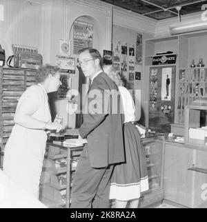 Søgne Agosto 4, 1959. Grande stand a Søgne quando la figlia del pescivendolo, Anne Marie Rasmussen, sposa il miliardario erede Steven C. Rockefeller. Qui è la coppia fuori comprare i record del gramophone. Foto: NTB / NTB Foto Stock