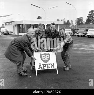 Oslo 19650823. Kupper'n; ex skater Knut Johannesen ha aperto una nuova stazione Besnsinste a Bøler. Qui insieme a Tor Helland e John Mossye (smaltimento in Norvegia carburante scena a Oslo, così come ??? Sul cartello: BP. Auto sullo sfondo. Foto: Erik Thorberg / NTB / NTB Foto Stock