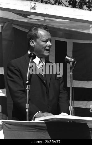 Sandefjord estate 1965 il Partito del lavoro - Famiglia Convention a Bugårdsparken a Sandefjord. Record per la campagna elettorale di quest'anno. Il sindaco di Berlino Ovest Willy Brandt sul pulpito. Foto: Ivar Aaserud / corrente / NTB Foto Stock