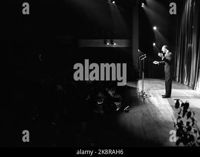 Oslo 1970; Party performance al Chat Noir in occasione del revue artista Leif regola il suo 60th° compleanno. Qui Leif si regola sul palco, parla e gesticula. Foto; per Ervik / corrente / NTB Foto Stock