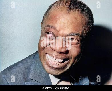 LOUIS ARMSTRONG (1901-1971) trombettista, cantante e attore americano intorno al 1960 Foto Stock