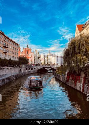 Una vista mozzafiato della capitale slovena di Lubiana sul fiume Lubiana sotto il cielo blu Foto Stock